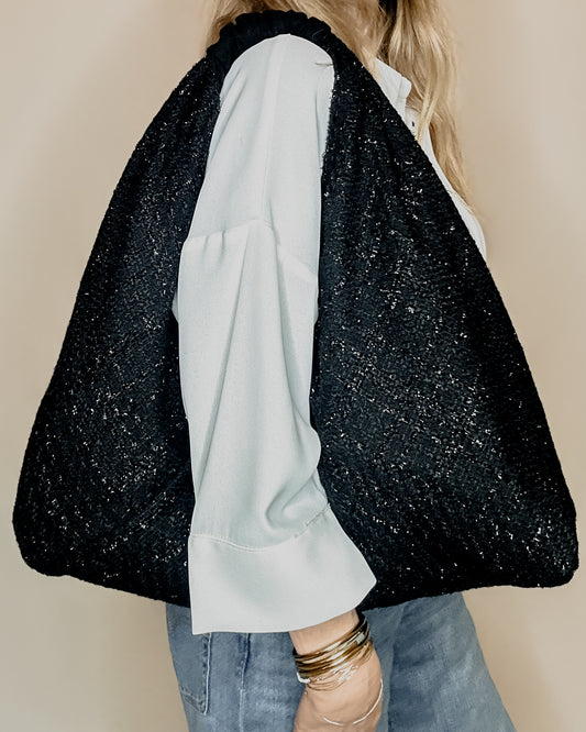 Borsa reversibile Peggie in lamè nero lucido e lana, vista indossate