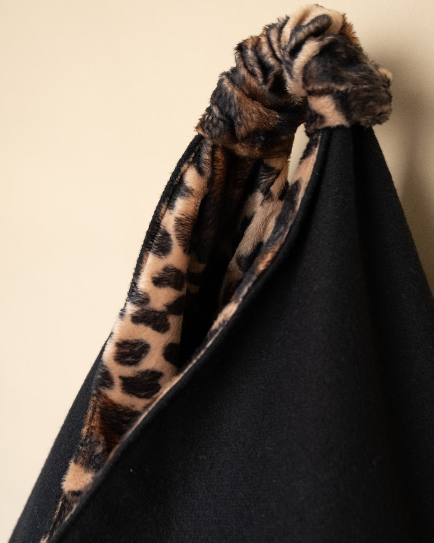 Dettaglio manici borsa reversibile Lina