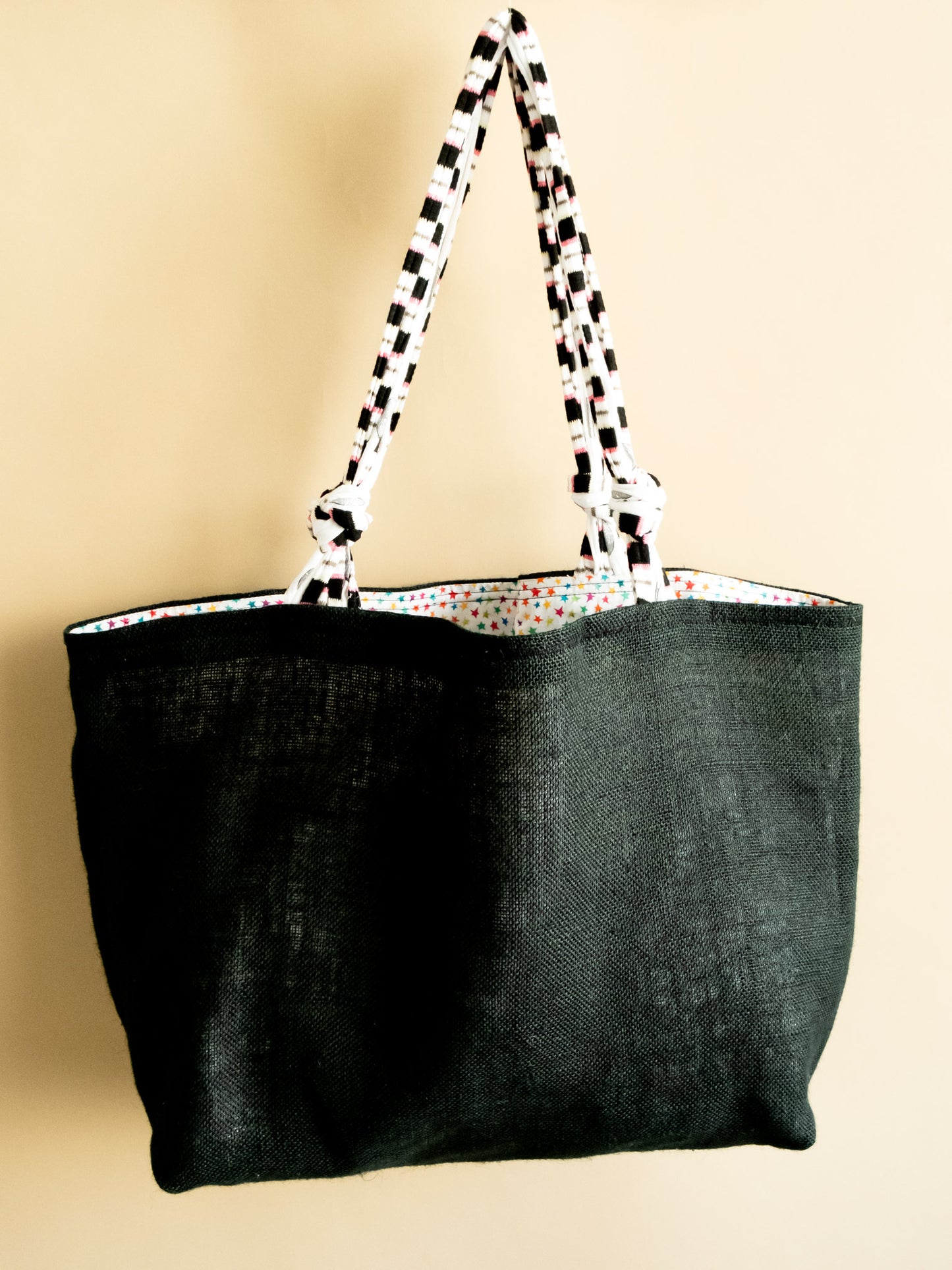 borsa in juta nera vista frontale
