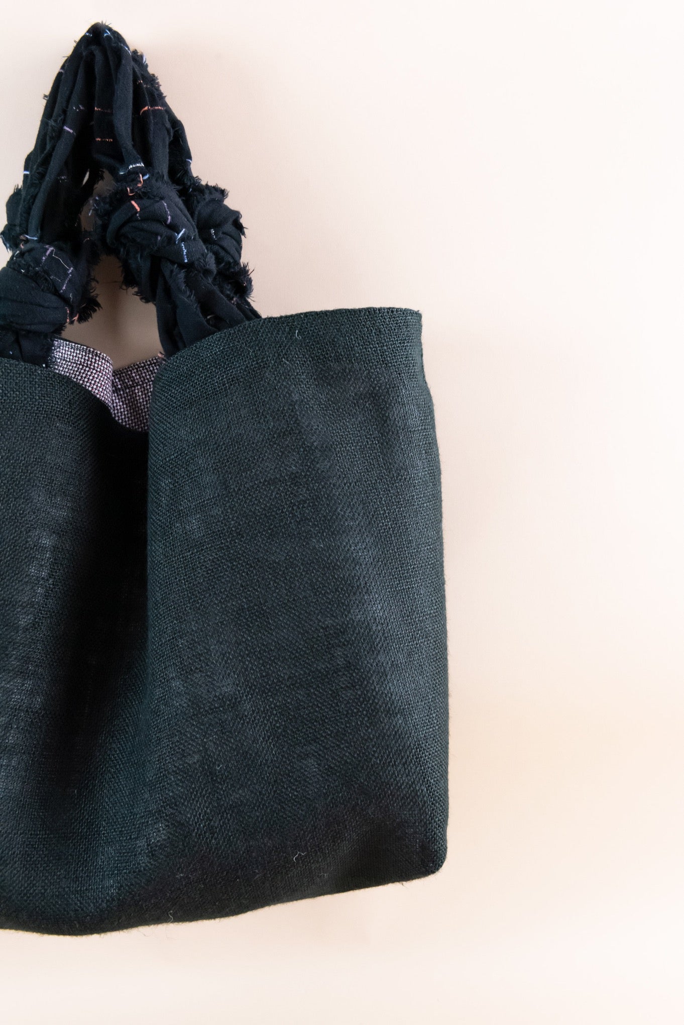 Borsa juta nera e interno in cotone con micro fantasia optical., vista davanti