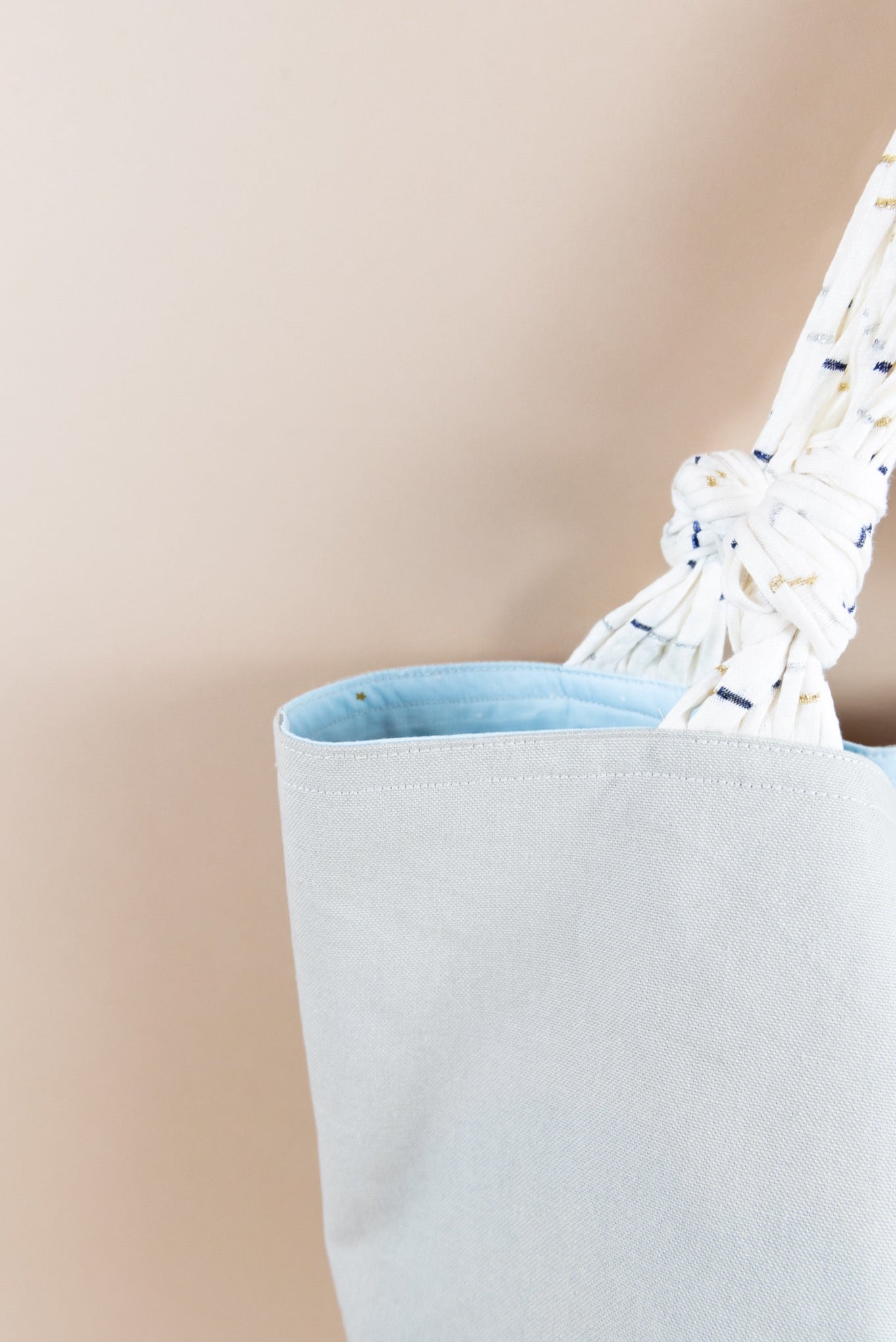 Borsa in tela di cotone greige particolare manici