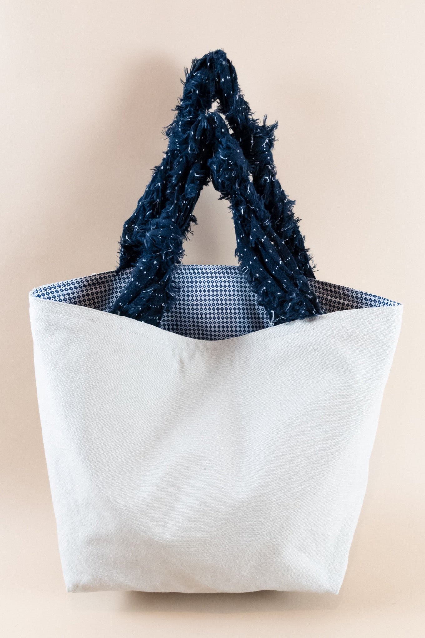 Borsa in tela greige con interno in cotone fantasia blue, vista frontale