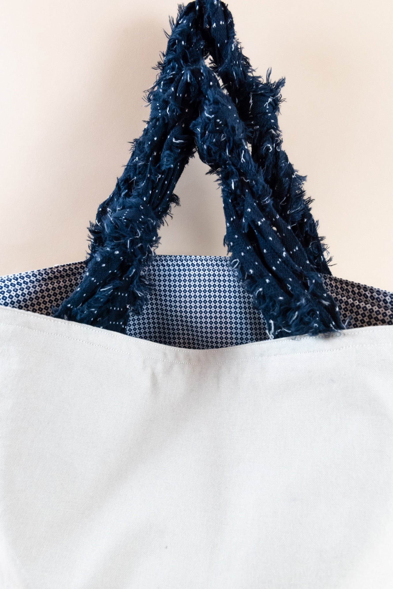 Borsa in tela greige con interno in cotone fantasia blue, particolare manici