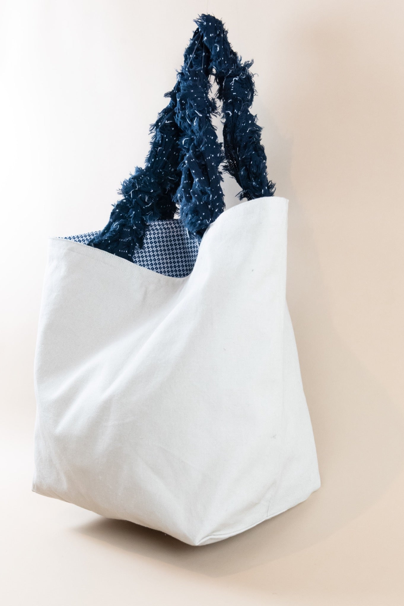 Borsa in tela greige con interno in cotone fantasia blue, vista laterale