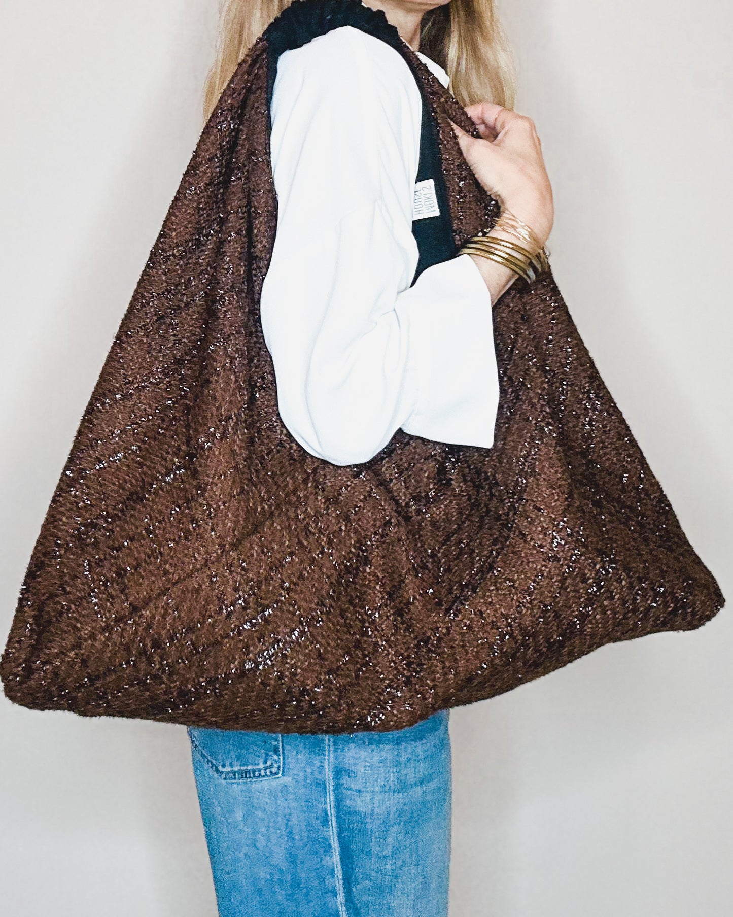 Borsa TERESA artigianale reversibile - vista indossata lato lamé marrone

