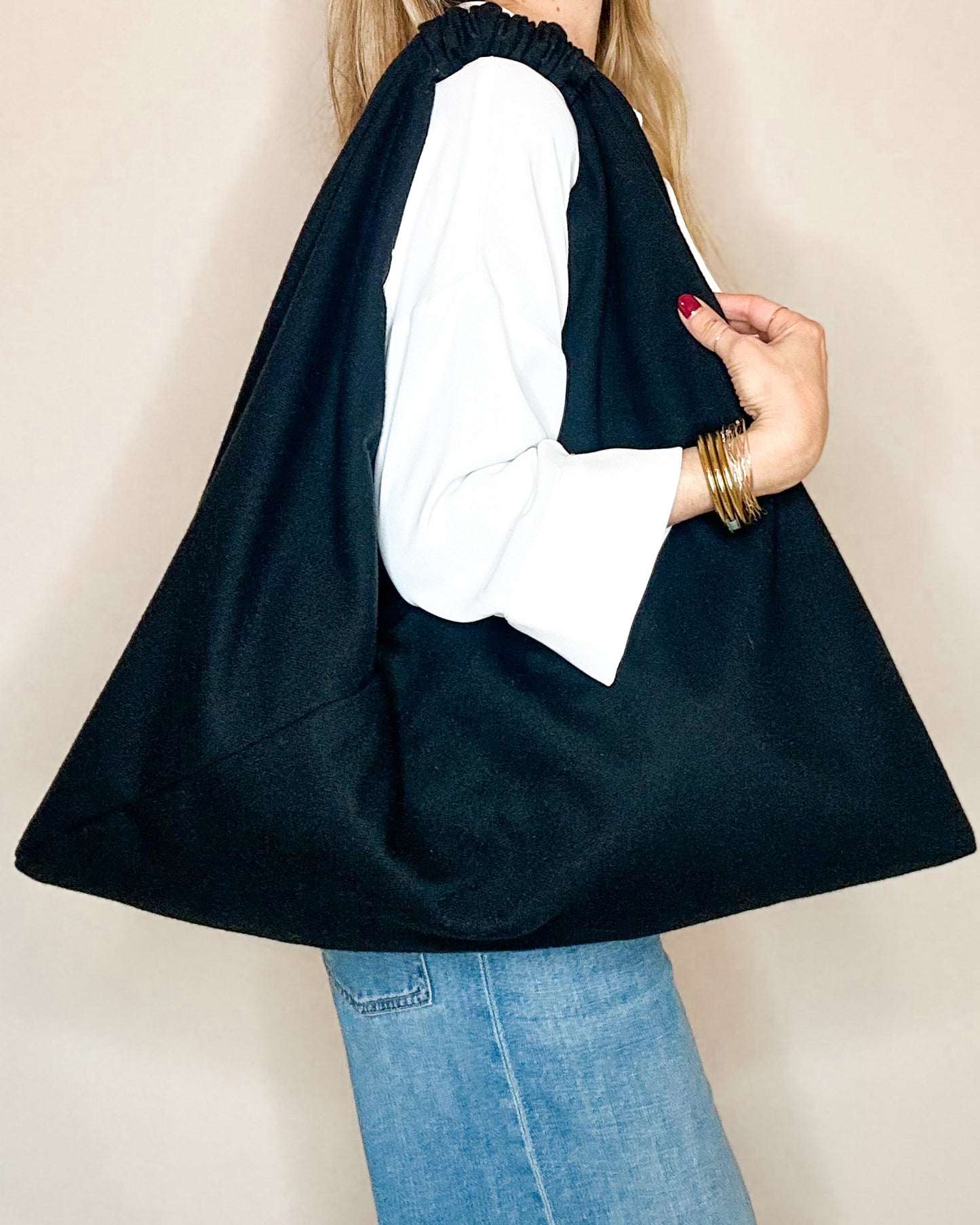 Borsa TERESA artigianale reversibile - vista indossata lato nero
