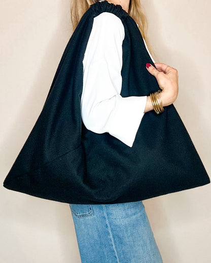 Borsa TERESA artigianale reversibile - vista indossata lato nero
