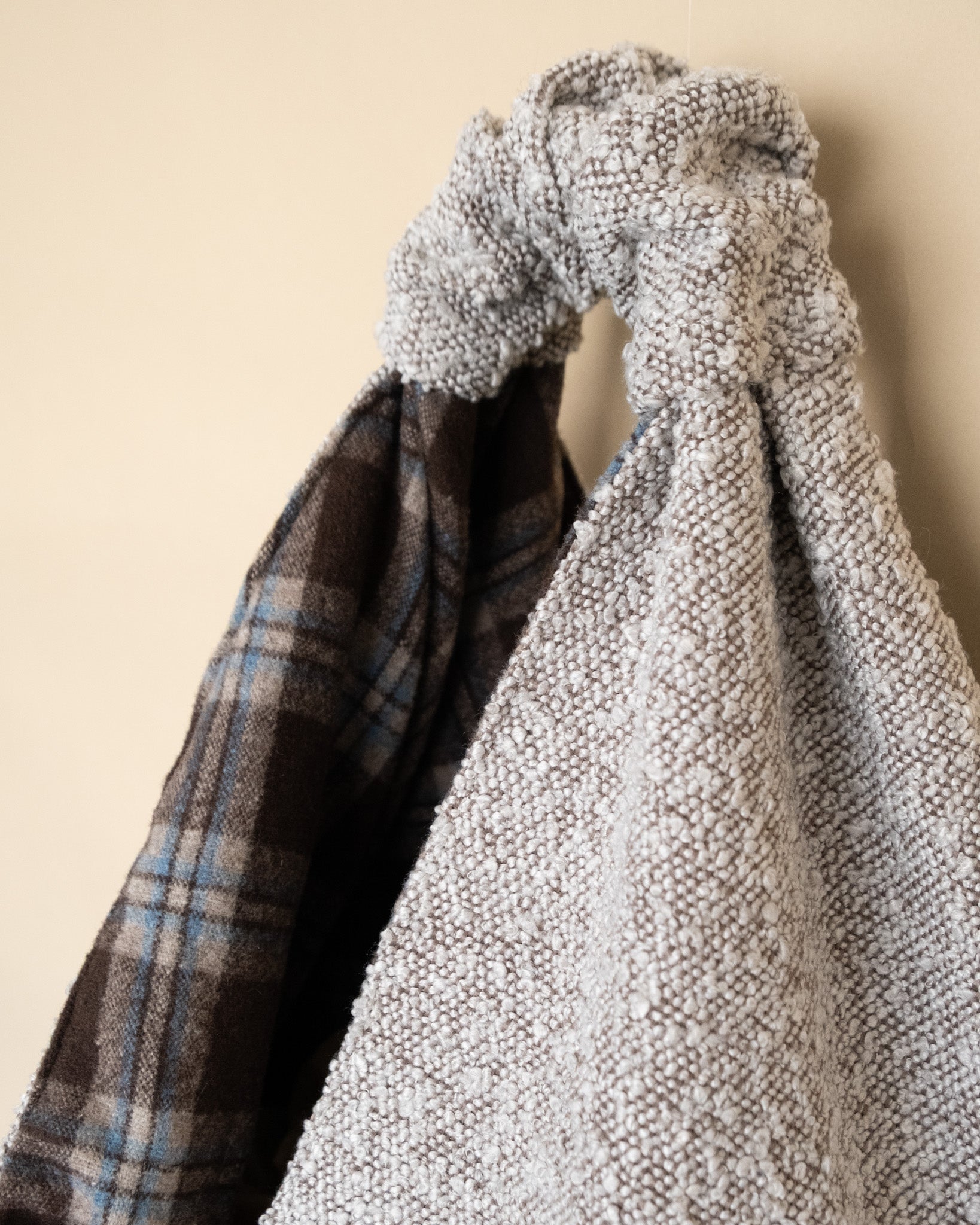 Dettaglio texture bouclé borsa reversibile ALMA