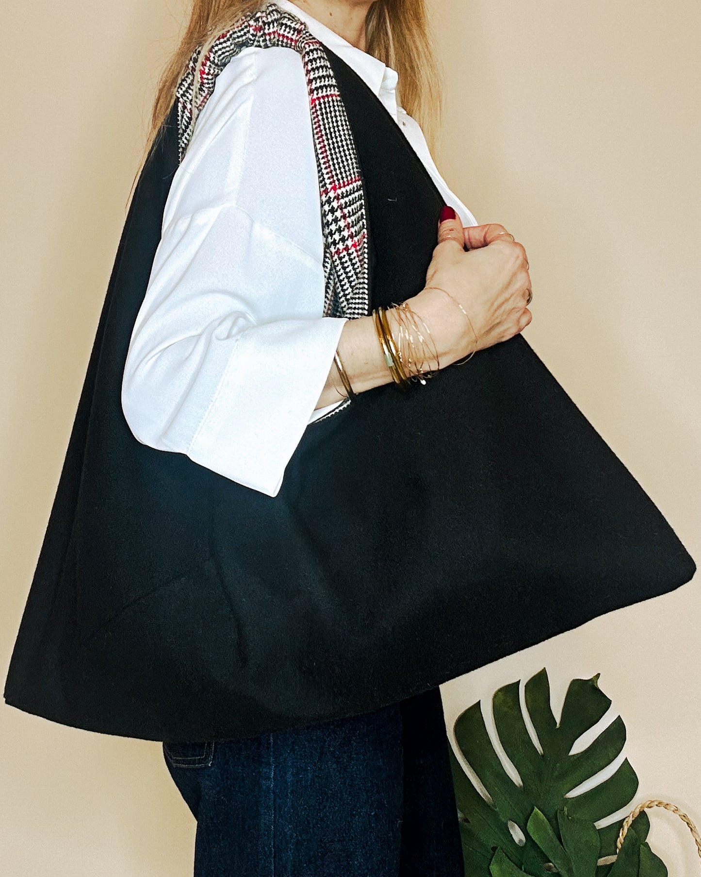 Borsa ORNELLA lato nero vista indossata - design reversibile in misto lana