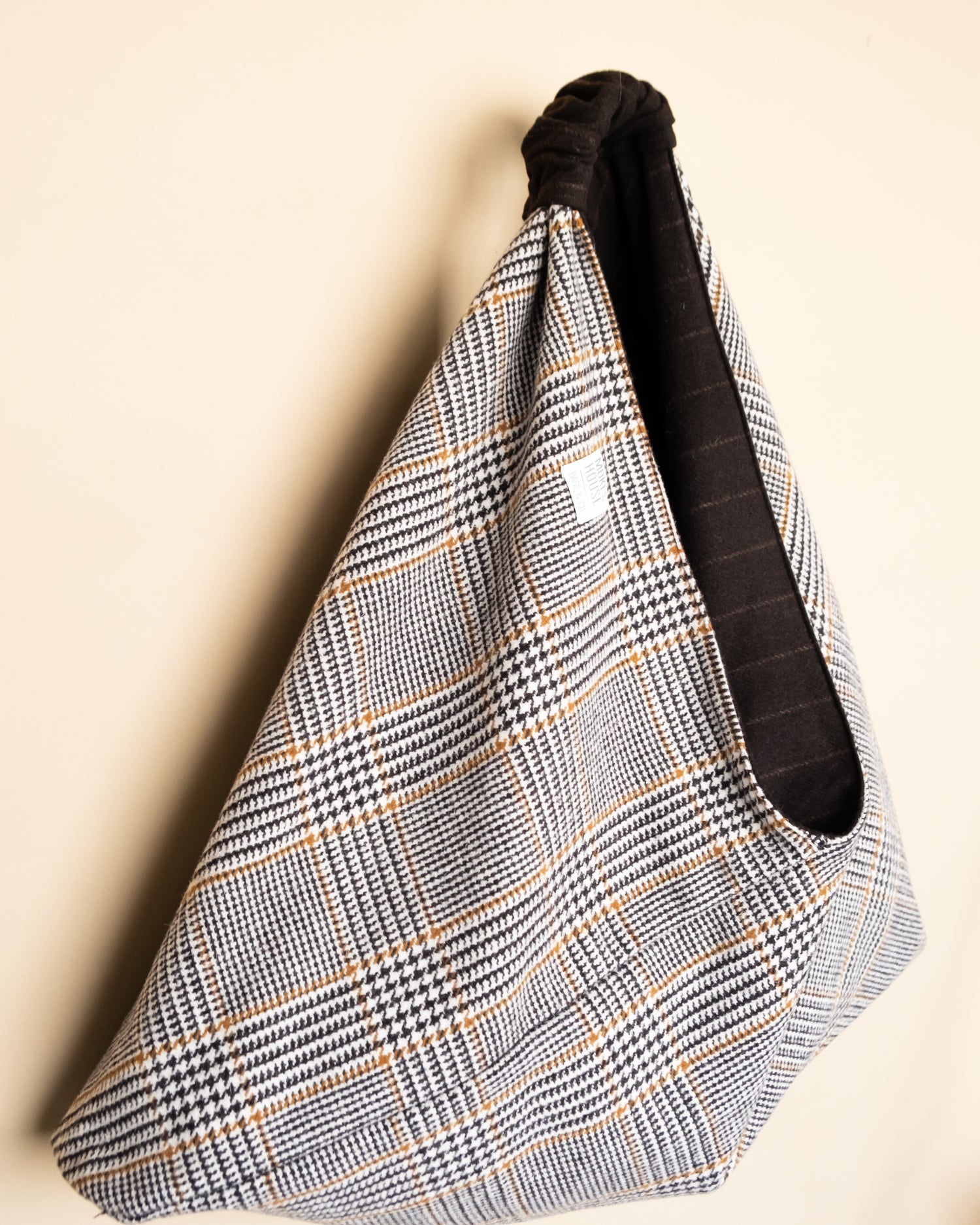 Dettaglio borsa JOLANDA reversibile lato principe di Galles con accenti cammello
