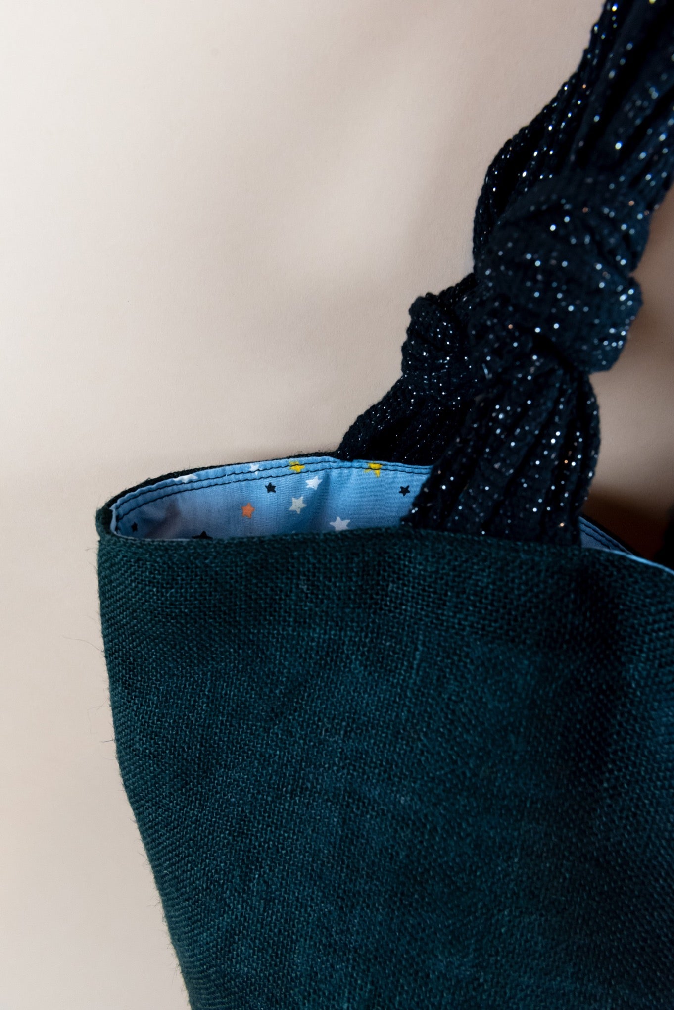 Borsa in juta nera vista frontale manici