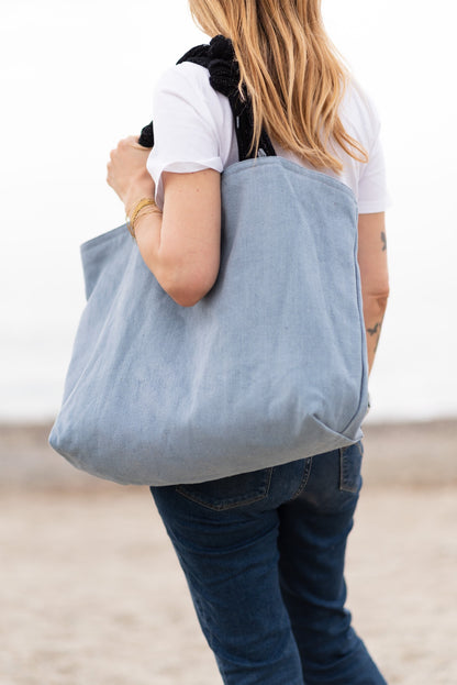 Borsa in denim azzurro chiaro indossata